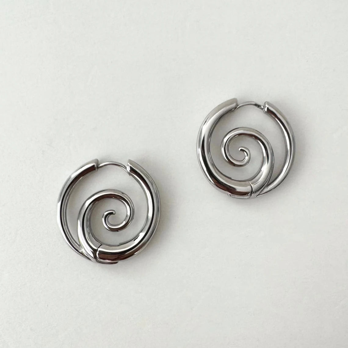 KALIAH | Pendientes de aro en espiral