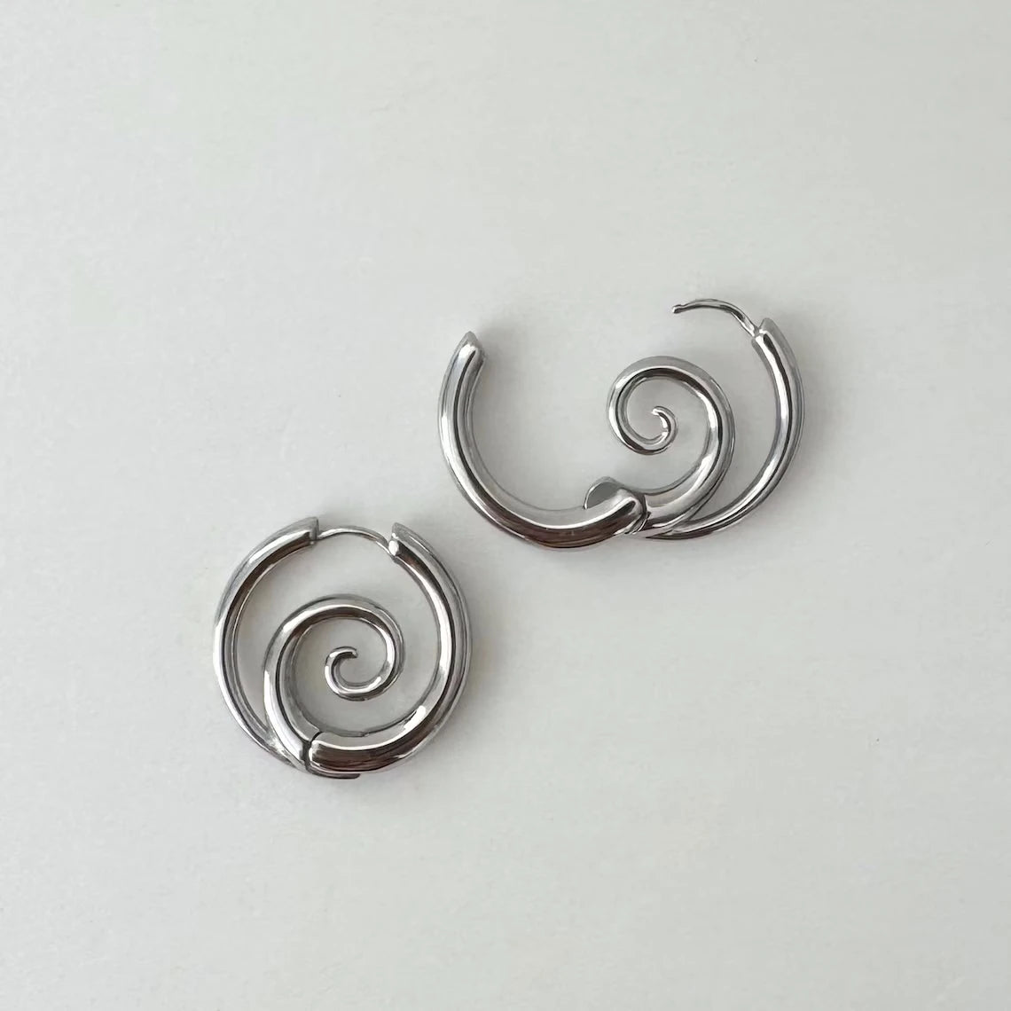 KALIAH | Pendientes de aro en espiral